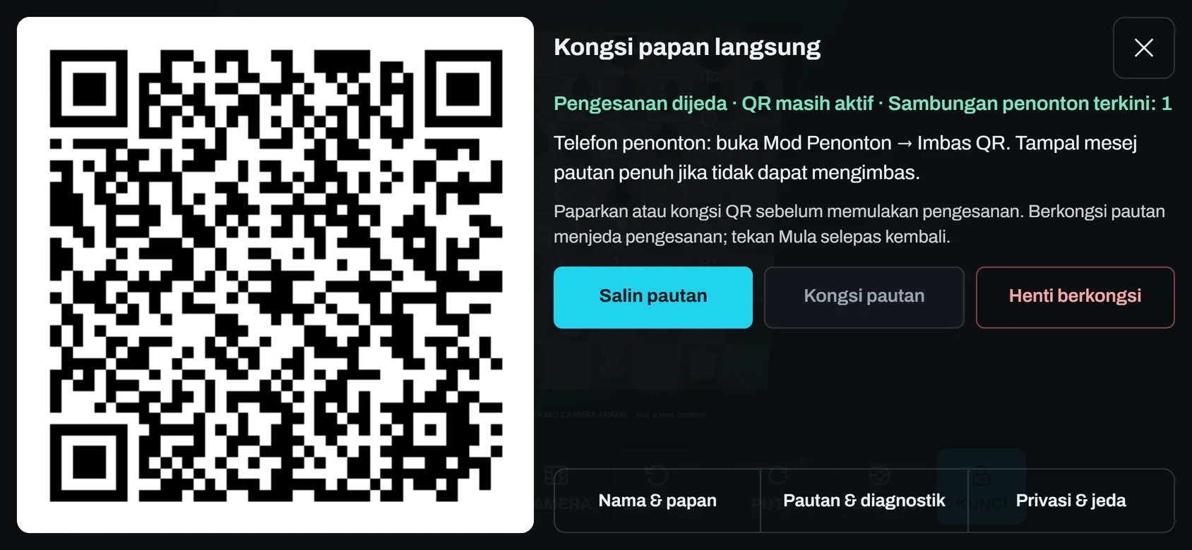Telefon kamera ChessZCam memaparkan dialog Kongsi papan langsung dengan kod QR Penonton serta butang Salin pautan, Kongsi pautan dan Henti berkongsi.